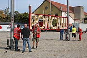 die nostagische Roncalli Schrift aus Glühbirnen wurde dann noch mal etwas hochgezogen (©Foto: Martin Schmitz)